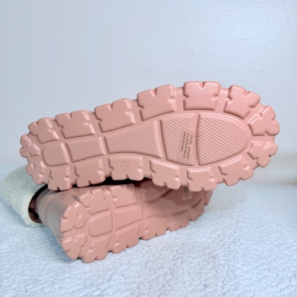 Cape Robbin Blush Fur Round Toe Lug Platforms - Picture 7 of 7